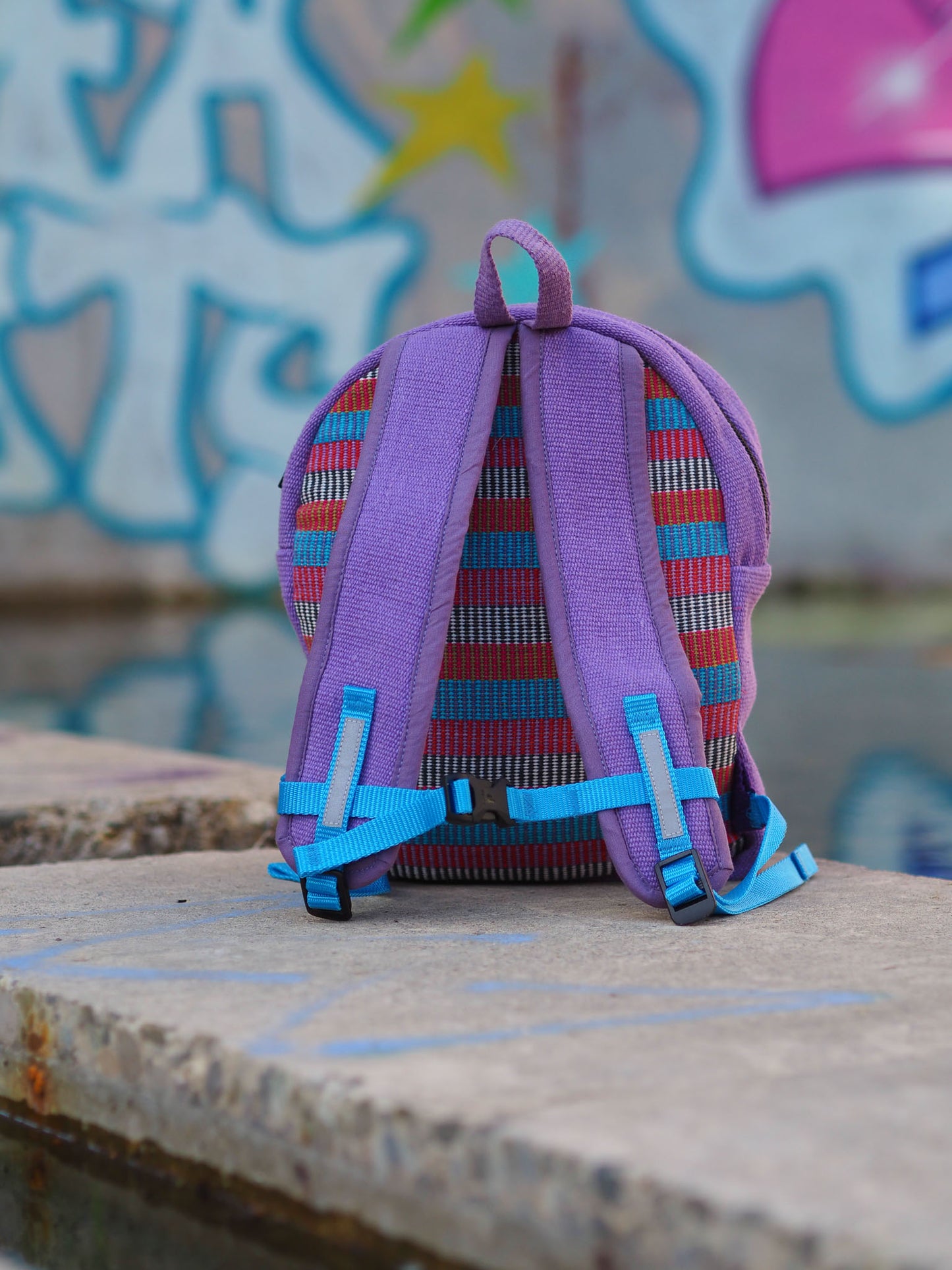Kinderrucksack-bunt-gestreift-zeitlos-fairtrade