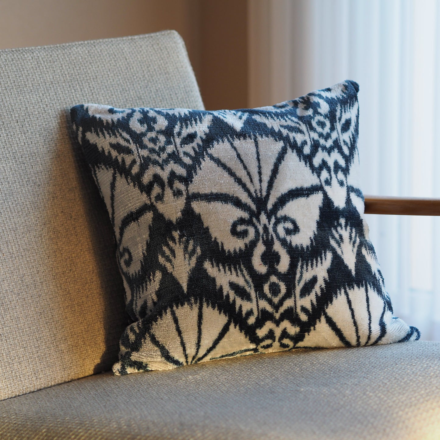 Seidensamtkissen-grau-blau-fairtrade