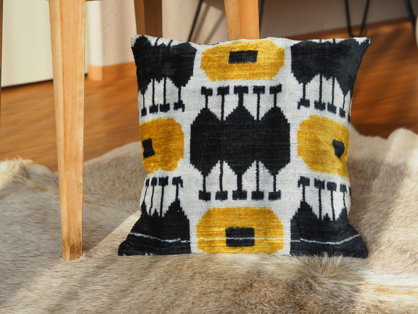 Seidensamtkissen-seidenkissen-samtkissen-senfgelb-schwarz-weiss