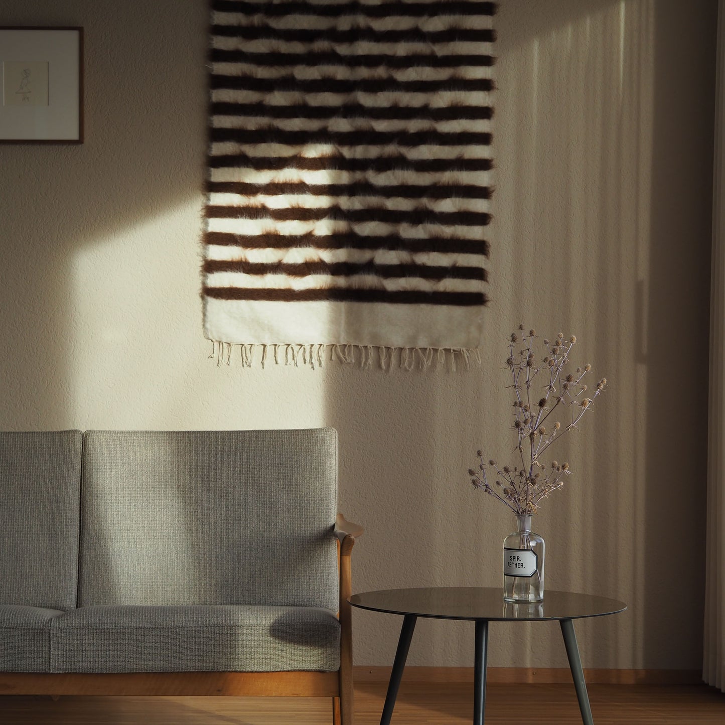 Wandteppich-Wanddekoration-gestreift-braun-weiss-wolle
