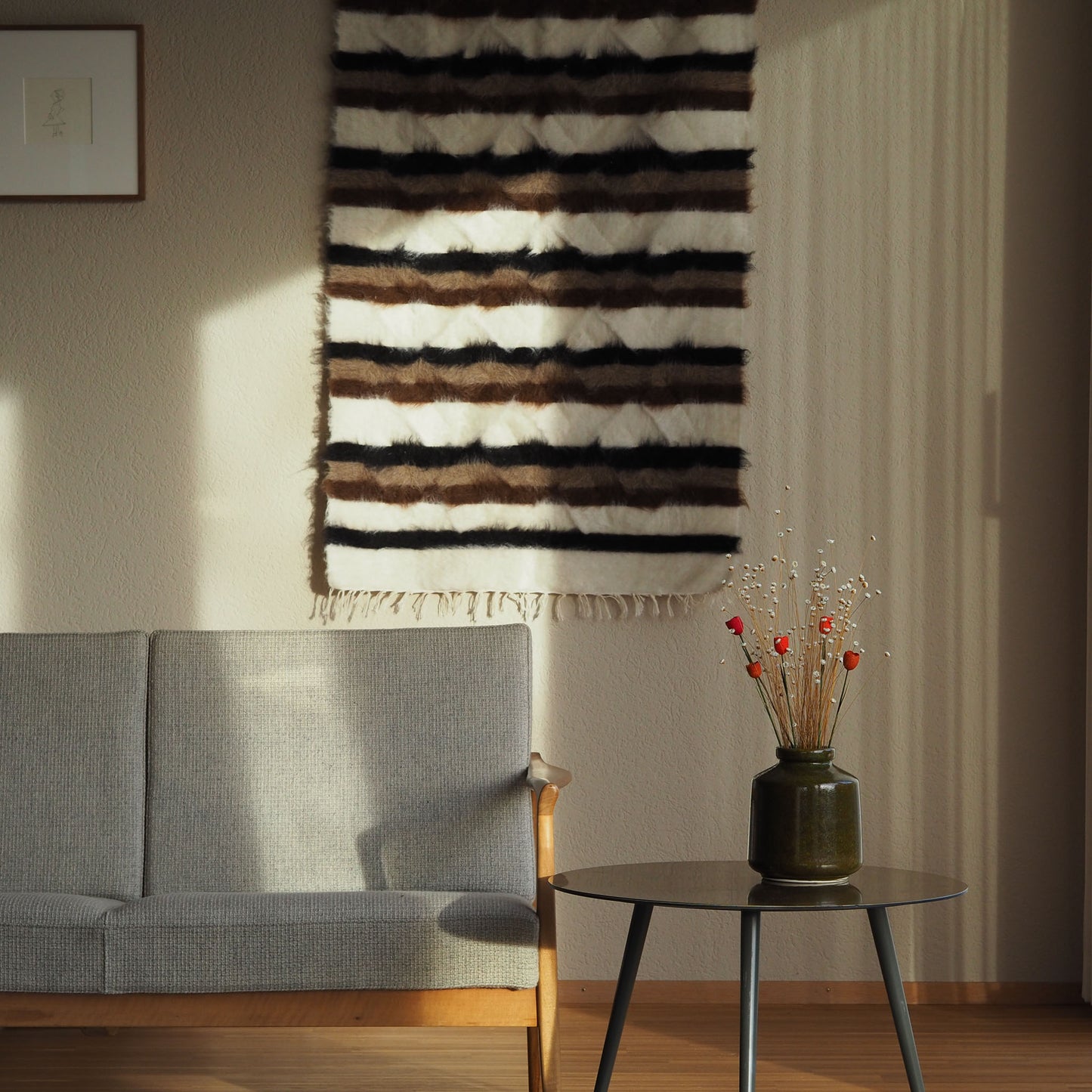 Wandteppich-wanddekoration-gestreift-braun-weiss-wolle