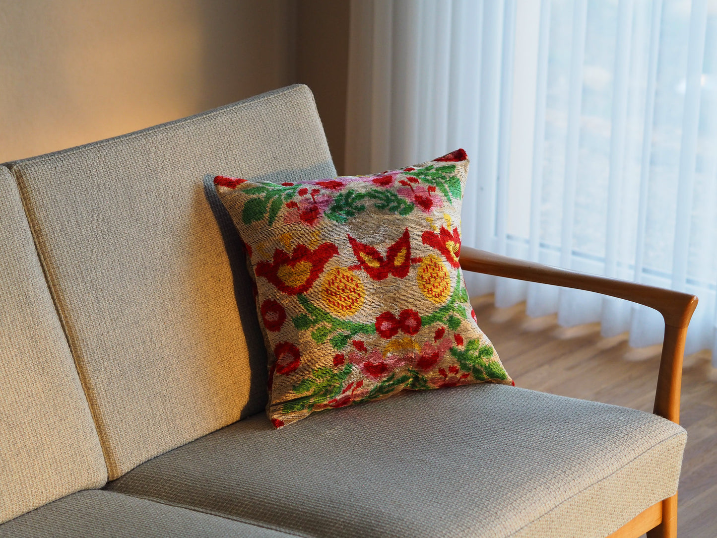 flower-design-silk-velvet-ikan-cushion-cover