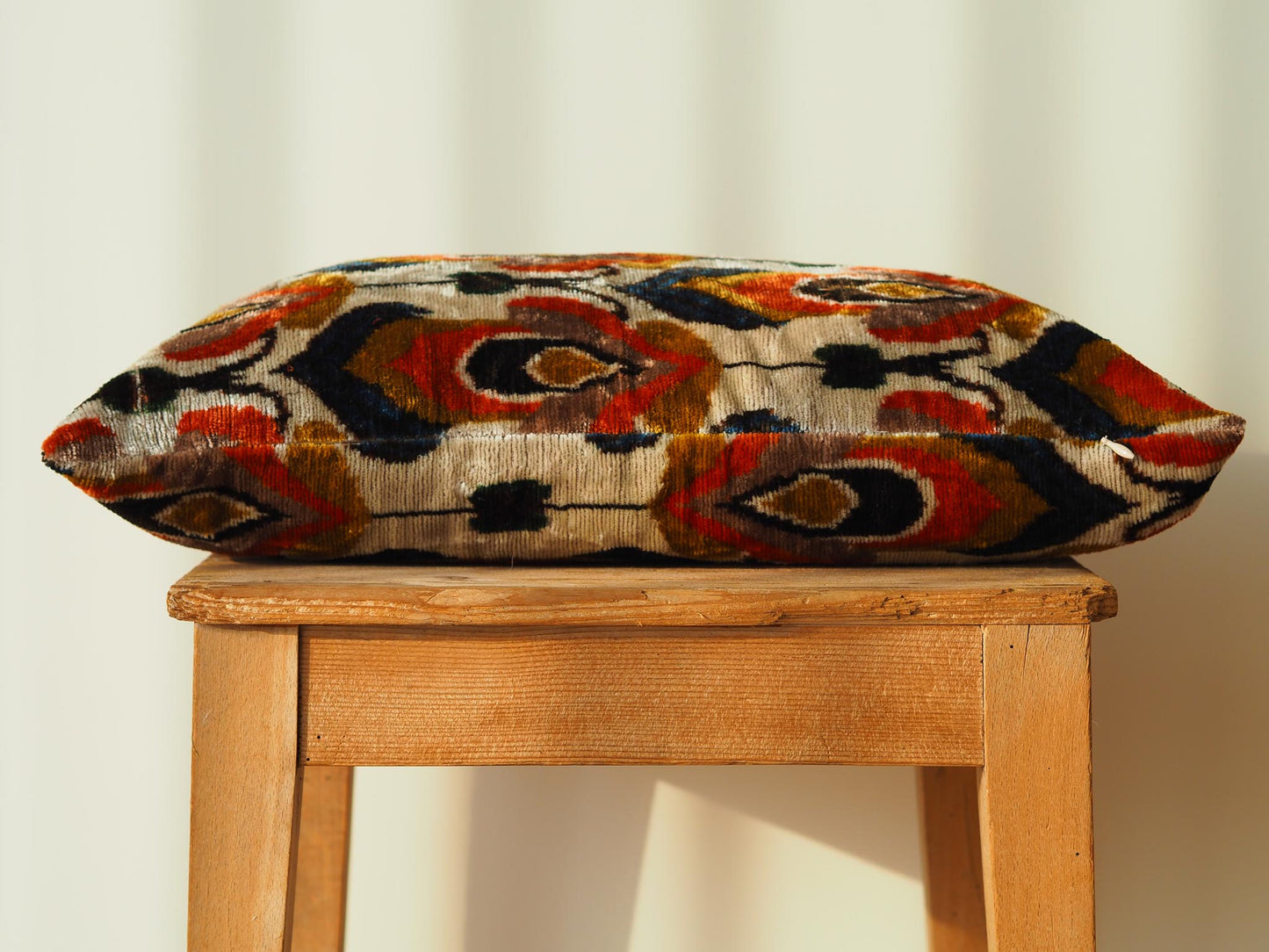 retro-design-silk-velvet-cushion
