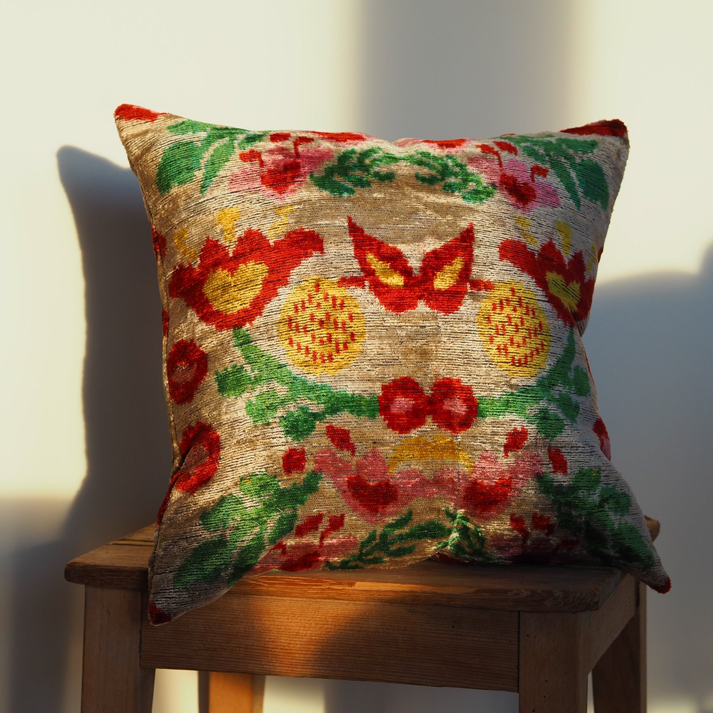 seidensamtkissen-blumen-fairtrade-nachhaltig