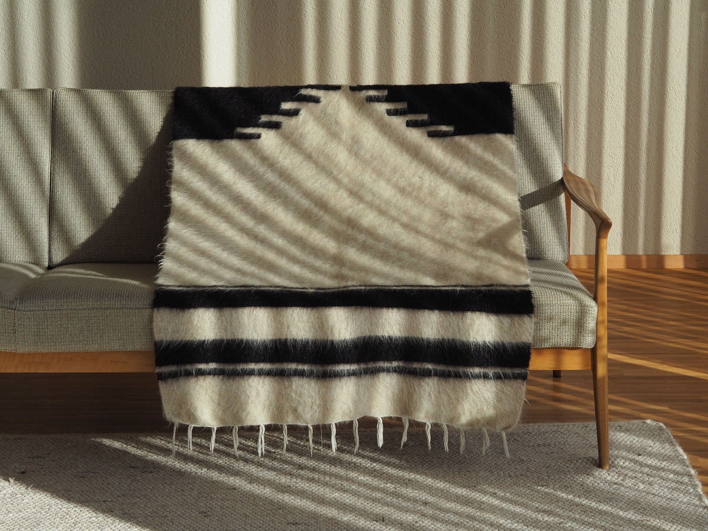 black-white-paradise-design-wall-hanging-rug