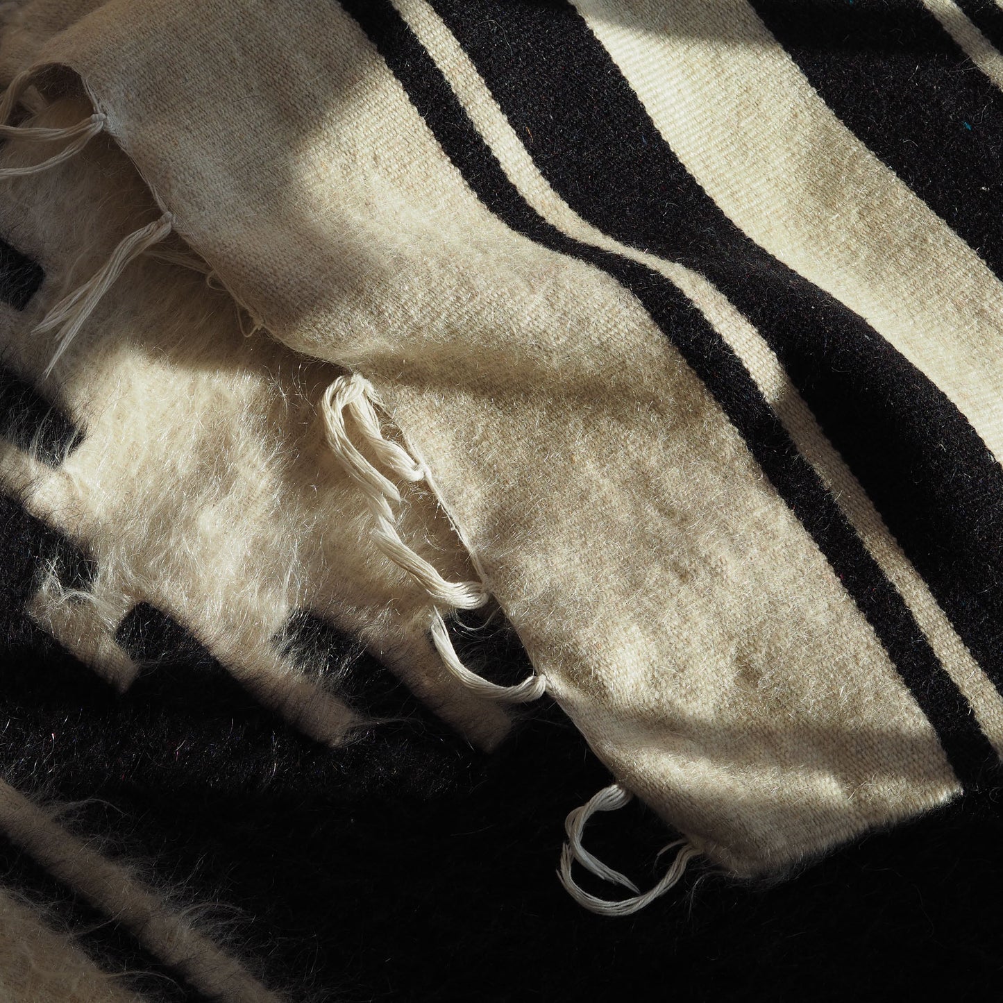 black-white-paradise-design-wall-hanging-rug