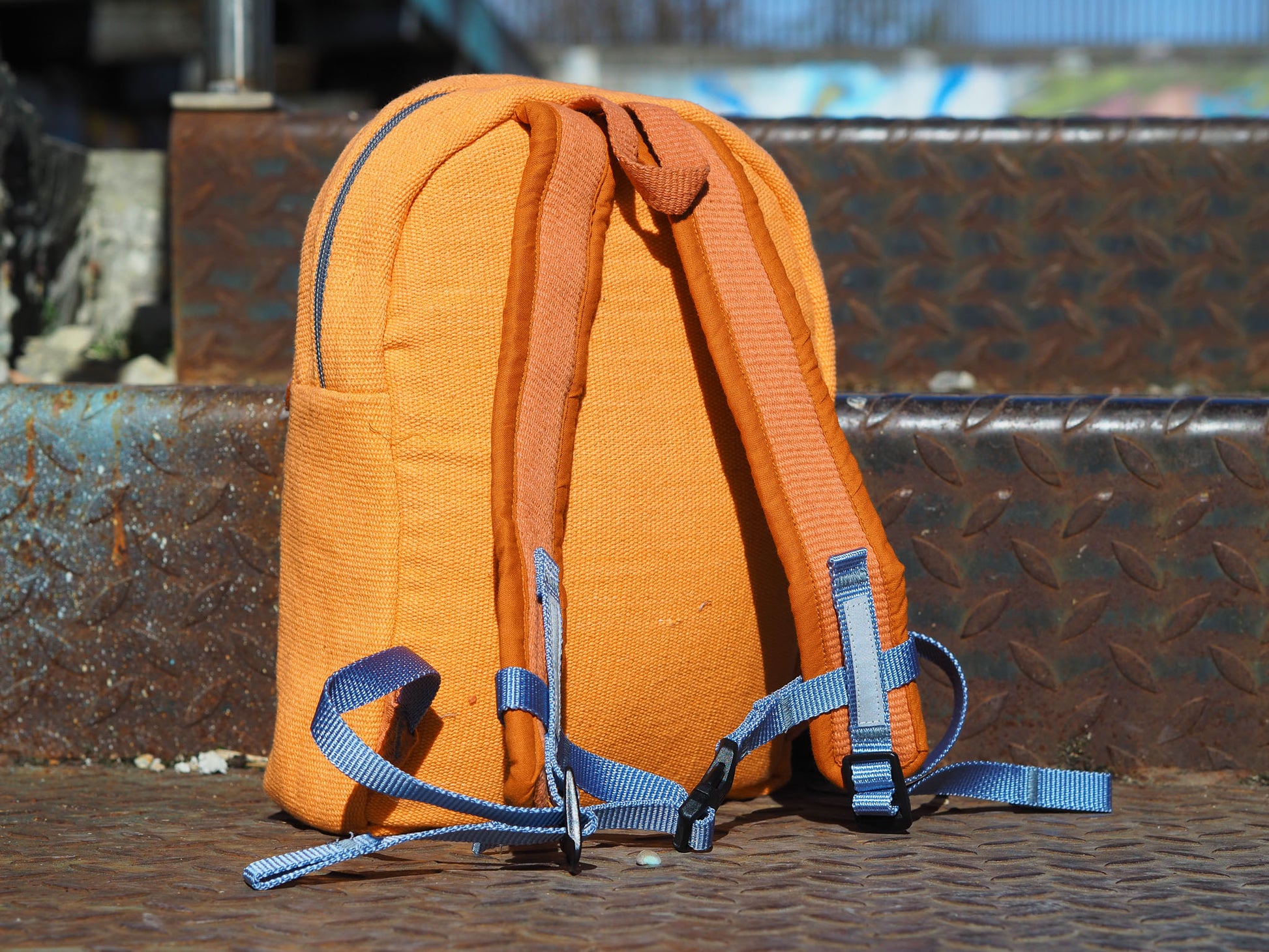 kindergartenrucksack-orange-gestreift-fairtrade