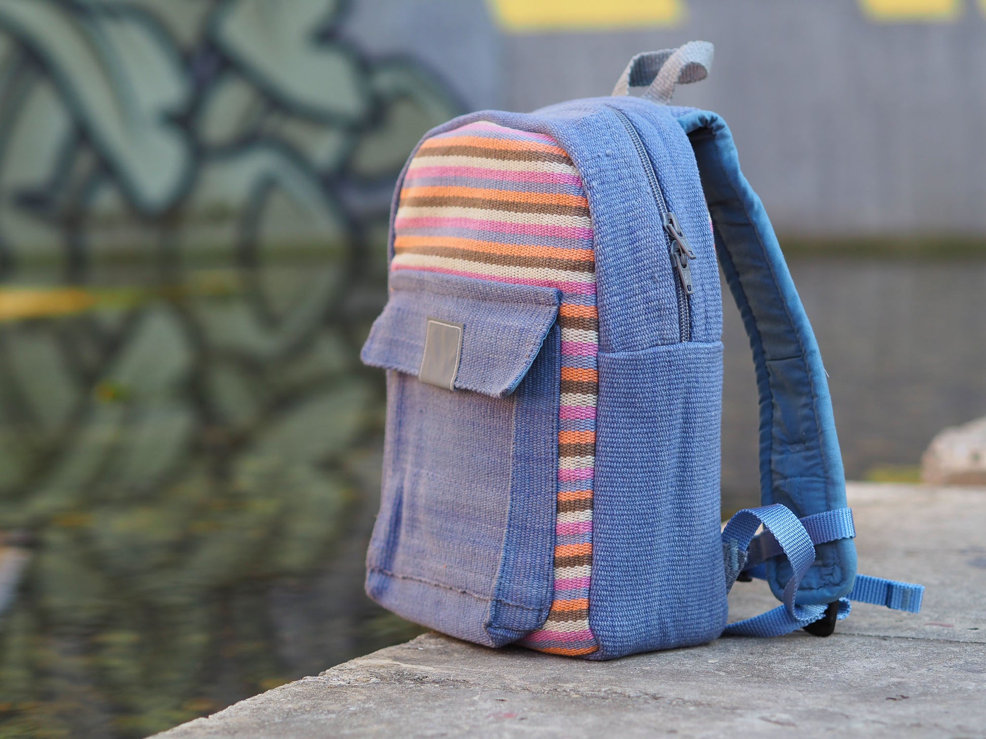 kindergartenrucksack-gestreift-bunt-zeitlos