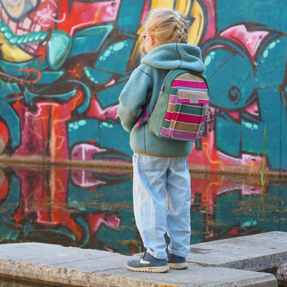 nachhaltiger-kinderrucksack-zeitlos-bunt