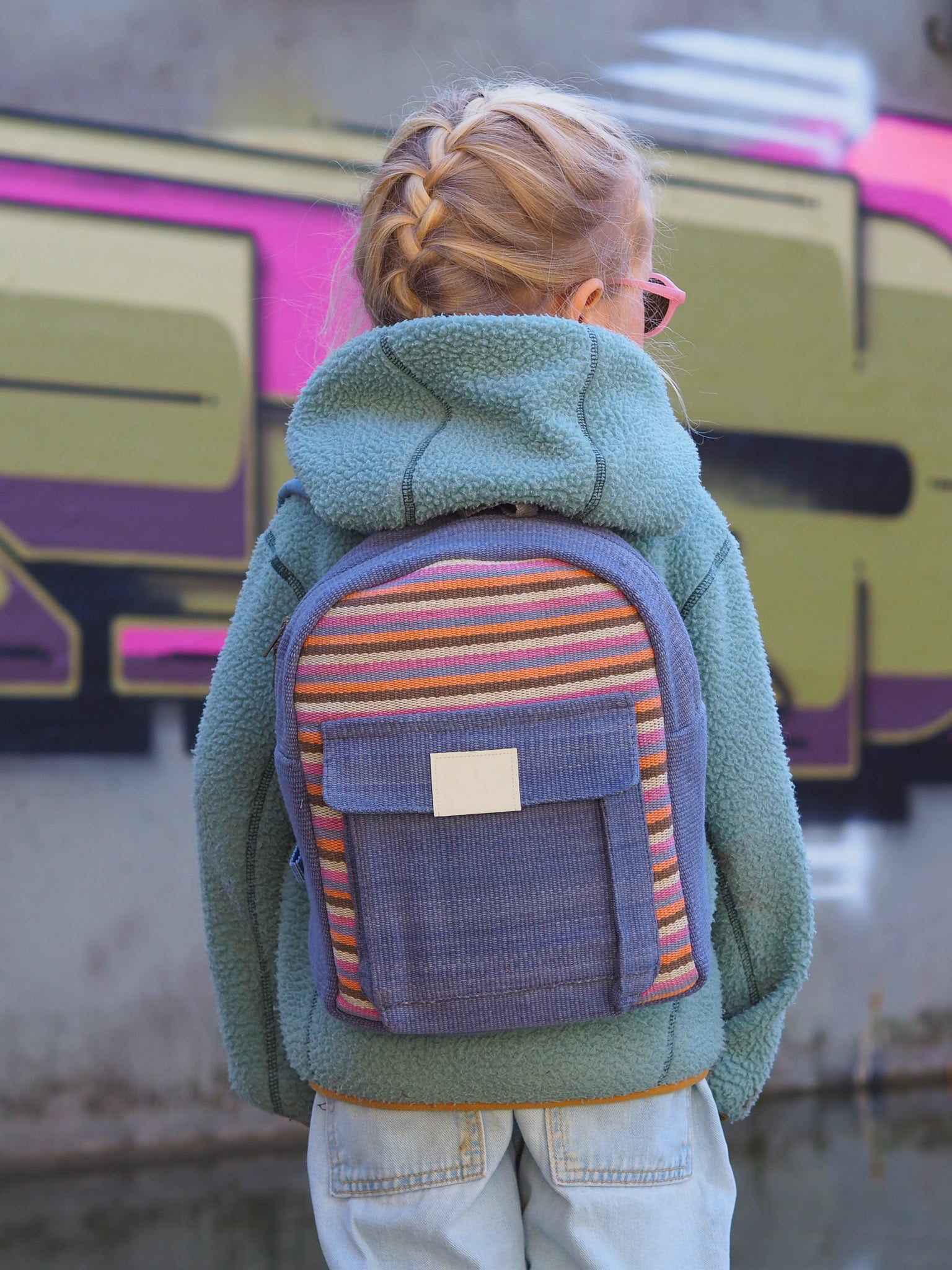 nachhaltiger-kinderrucksack-zeitlos-blau