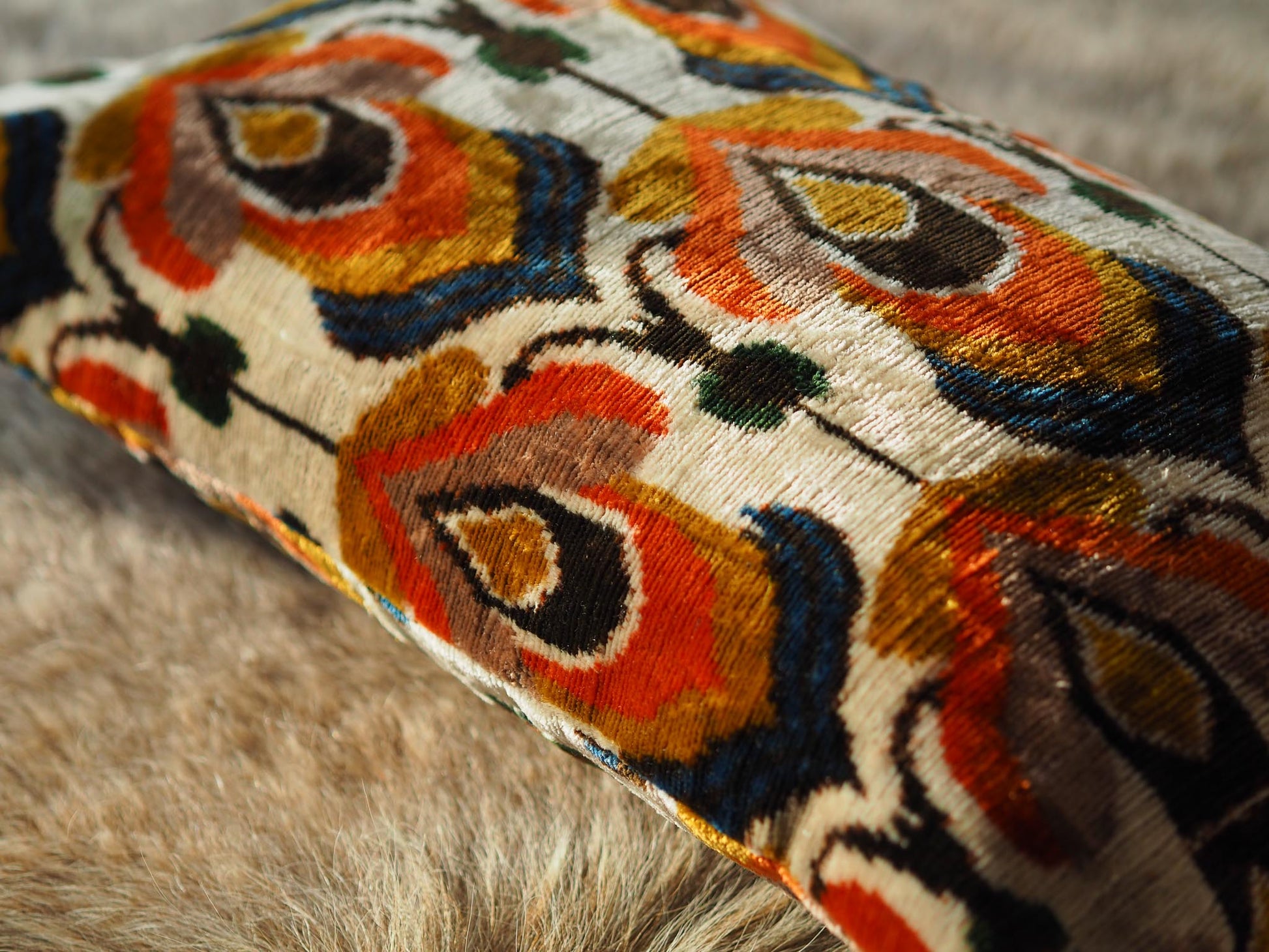 retro-design-silk-velvet-cushion