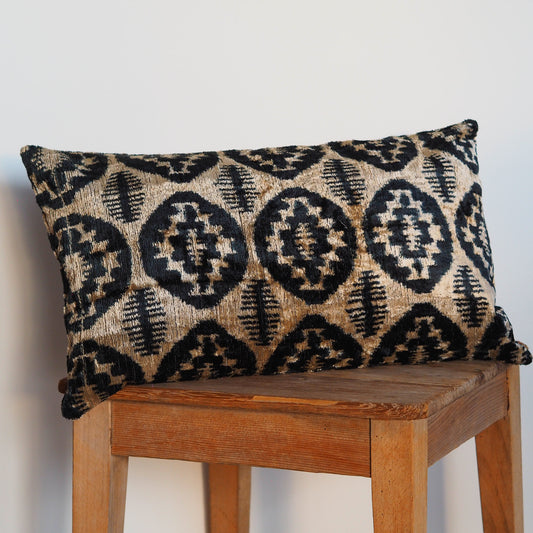 seidensamtkissen-ikat-uzbekistan-gold-schwarz