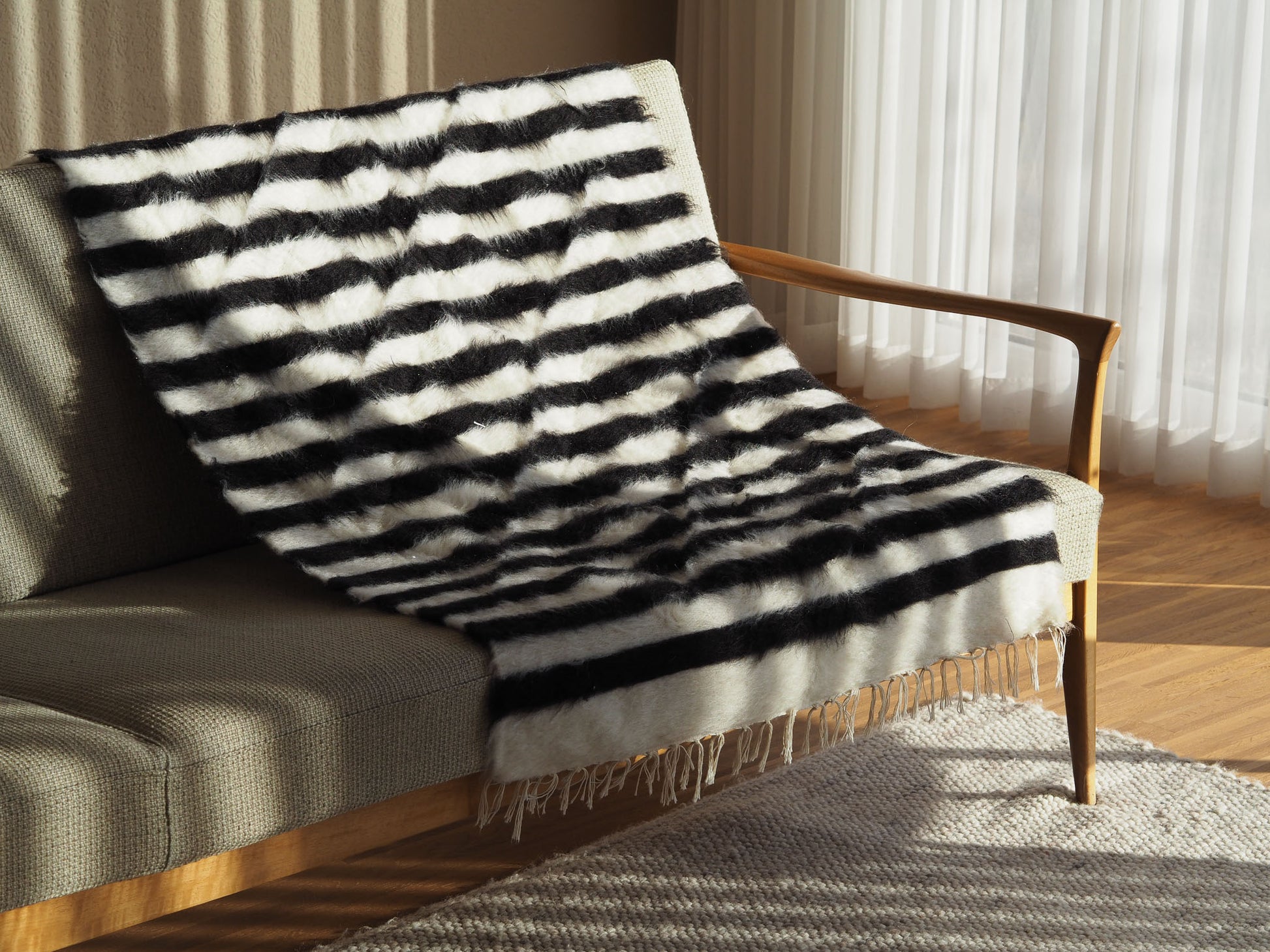 striped-black-white-wall-hanging-rug