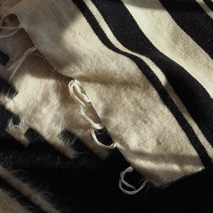 black-white-paradise-design-wall-hanging-rug